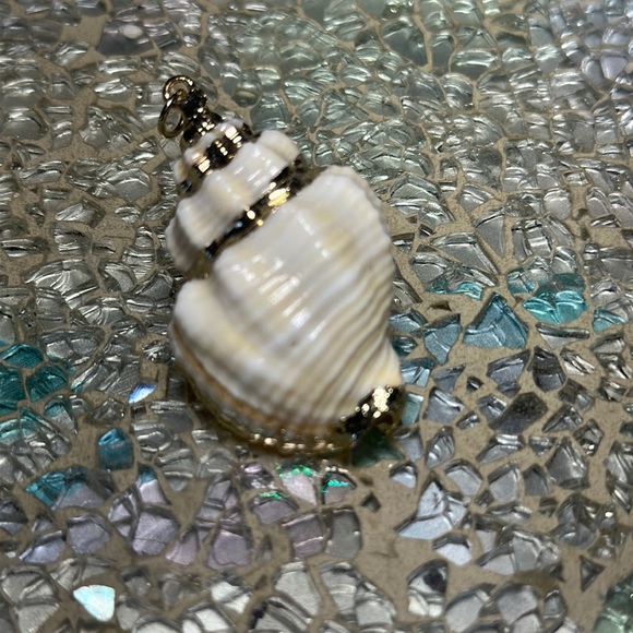 Gold shell 1” necklace charm - Picture 4 of 7